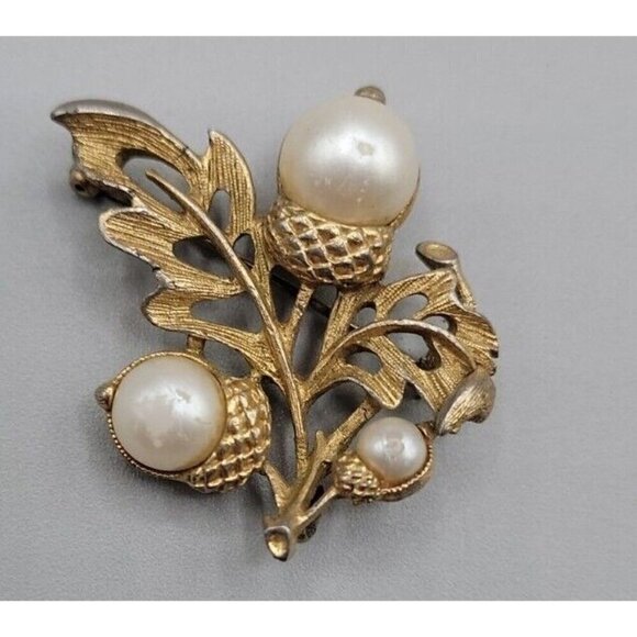 Vintage Avon Faux Pearl Acorn Brooch Pin Oak Branch Textured Gold Tone 1940s - Picture 1 of 5